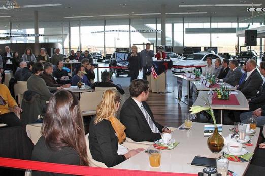 Foto: Großer Presseandrang herrschte heute bei der Pressekonferenz der Pappas Amadeus Horse Indoors im Boxenstopp der Georg Pappas Automobil AG. - Fotograf: Uwe Brandl