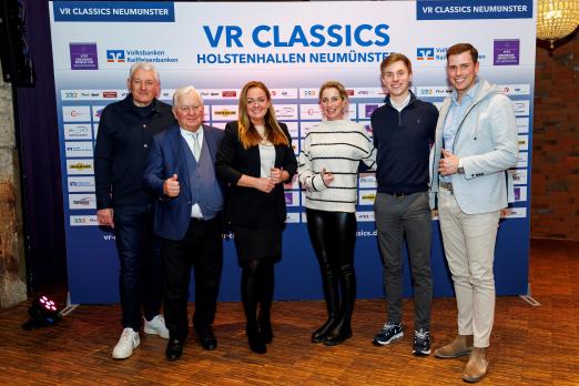 Foto: Feiern die familiäre Atmosphäre der VR CLASSICS: Ulf Paetau, Ulli Kasselmann Anna Wiatrok, Isabel Freese, Hannes Ahlmann und Frederic Wandres - Fotograf: sportfotos-lafrentz.de