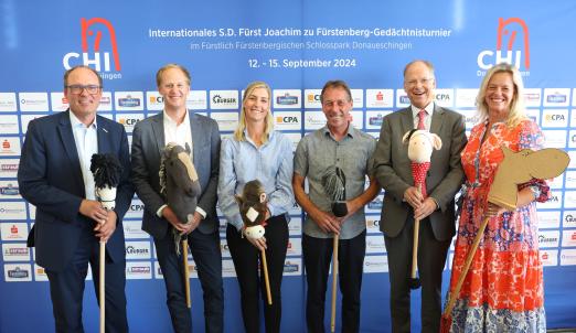 Foto: Severin Graf (Bürgermeister Donaueschingen), Matthias Alexander Rath (Turnierveranstalter), Andrina Suter, Hans-Dieter Dreher, Arendt Gruben (Vorstandsvorsitzender bei Sparkasse Schwarzwald-Baar) Kerstin Tritschler (Vertreterin Fürstenhaus) - Fotograf: Roger Müller