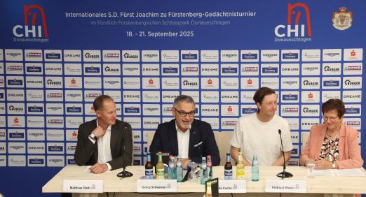 Foto: Freuen sich auf das CHI: Matthias Alexander Rath (Turnierleiter), Georg Schwende (Fürstenberg Brauerei), Martin Fuchs (Springreiter CH), Irmtraud Wesle (Stadt Donaueschingen) - Fotograf: Roger Müller 