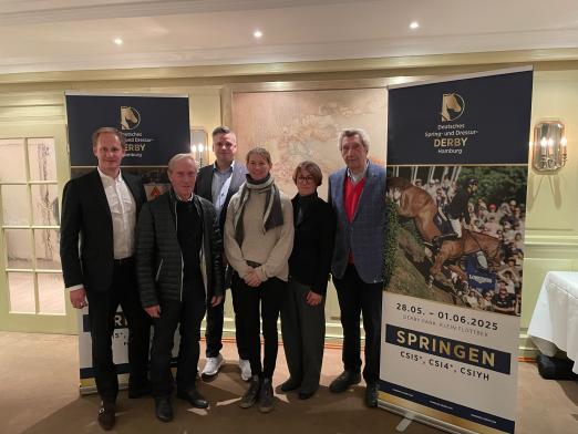 Foto: Matthias Alexander Rath (Schafhof Connects), Dietmar Dude (1. Vorsitzender NFR), Phillip Kloth (Vertreter der Al Shira’aa Stables Abu Dhabi), Sandra Auffarth (Doppel-Weltmeisterin der Vielseitigkeitsreiter und Springreiterin), Anka Winberg (Schatzmeisterin NFR) und Klaus Meyer (2. Vorstand NFR) freuen sich auf einen gemeinsamen Neuanfang des Spring- und Dressur Derby in Hamburg - Fotograf: schafhof connects