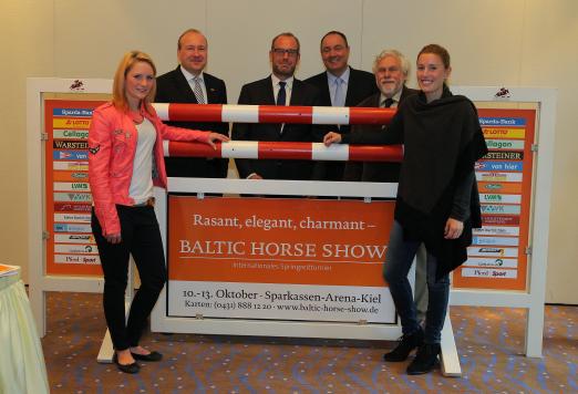 Foto: v. l. n. r. Springreiterin Laura Jane Hackbarth, Leiter der Stabstelle Recht/Presse- und Öffentlichkeitsarbeit Florian Blömer von Nordwest Lotto Schleswig-Holstein GmbH & Co. KG, Geschäftsführer Autokraft Alexander Möller, Geschäftsfrüher MVK Georg Jungen, Technischer Leiter der Baltic Horse Show Wolfgang Mohr und Janne Meyer - Fotograf: Stefan Lafrentz
