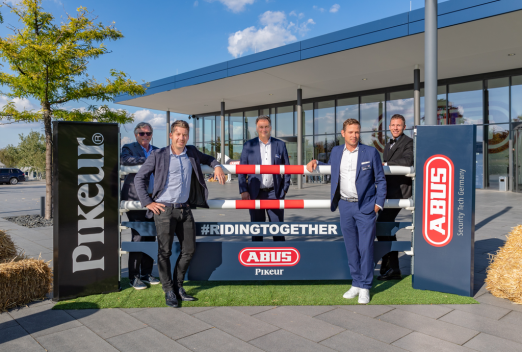 Ein Foto mit Symbolcharakter - Kooperations-Kick-off vor der ABUS Security World in Wetter/Ruhr (v.l.n.r.): Klaus Brinkmann (geschäftsführender Gesellschafter bugatti Holding Brinkmann ), Daniel Bremicker (Unternehmensbereichsleiter Mobile Sicherheit, ABUS August Bremicker Söhne KG), Christian Bremicker (Geschäftsführender Gesellschafter, ABUS August Bremicker Söhne KG), Markus Brinkmann, Julius Brinkmann (beide geschäftsführende Gesellschafter bugatti Holding Brinkmann)