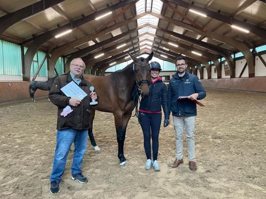 Foto: Zur Siegerstute aus dem Körbezirk Rendsburg-Eckernförde wurde die dreijährige Pretty Woman PD von Conthargos OS-Quinar gekürt. Ihr Züchter Peter Domenus (li.) und Tochter Saskia Domenus freuten sich. Stephan Haarhoff, Zuchtleiter des Holsteiner Verbandes, gratulierte. - Fotografin: Kathrin Huesmann