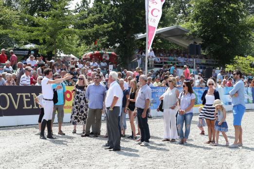 Foto: Auch im nächsten Jahr können Zuschauer der DKB-Pferdewochen Rostock mit einem kompetenten Reiter den Parcours besichtigen - Fotograf: ACP Andreas Pantel