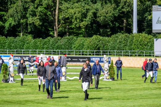 Foto: Parcoursabgehen der Junioren - Fotograf: equitaris