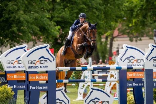 Foto: Patrick Stühlmeyer - hier mit Chacgrano - hat beim Pferdefestival Redefin die beste Ausgangsbasis für die BEMER Riders Tour - Fotograf: Stefan Lafrentz