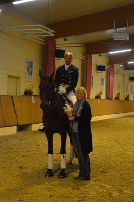 Foto: von Patrik Kittel und Deja in der Siegerehrung mit Sandra Pötter. - Fotograf: ADC