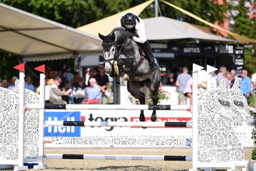 Foto: In Elmshorn werden an diesem Wochenende die Holsteiner Landeschampions gekürt. „Ein hervorragendes Turnier in toller Atmosphäre auch mit Weitblick auf Starts beim Bundeschampionat“, findet Paula de Boer-Schwarz, die in zahlreichen Prüfungen an den Start geht - Fotograf: Janne Bugtrup