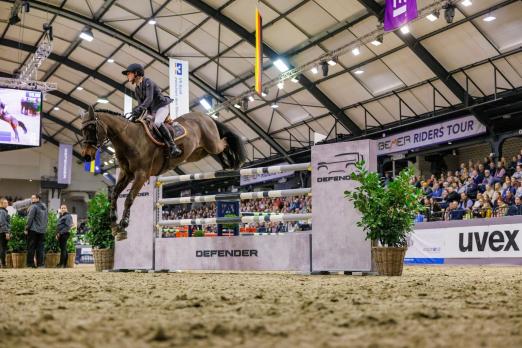 Foto: Paweena Wernke und Nashville HR feierten ihren größten gemeinsamen Erfolg im DEFENDER Championat von Neumünster - Fotograf: sportfotos-lafrentz.de