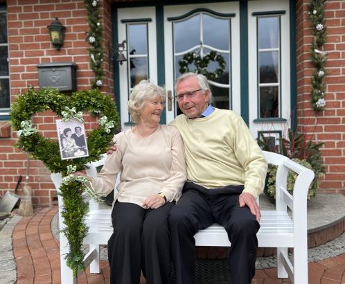 Foto: Der verstorbene Springreiter Peter Luther mit Ehefrau Ulla 2022 zuhause in Wittmoldt - damals feierte das Ehepaar Diamantene Hochzeit - Fotograf: Jarka Luther