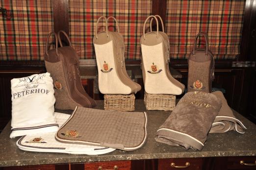 Foto: Peterhof-Kollektion mit Stiefeltaschen und Pferdedecken - Fotograf: Altenhofer 