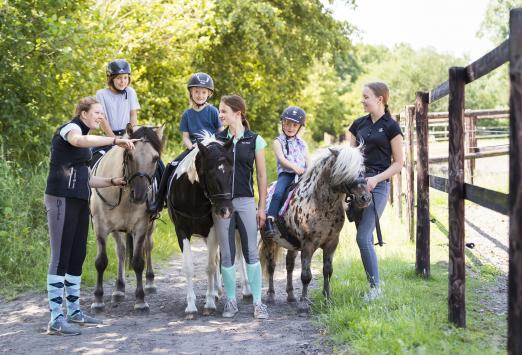 Foto: („Pferde für unsere Kinder e.V." bringt Kinder und Jugendliche mit Ponys und Pferden in Berührung - Fotograf: Thomas Hellmann