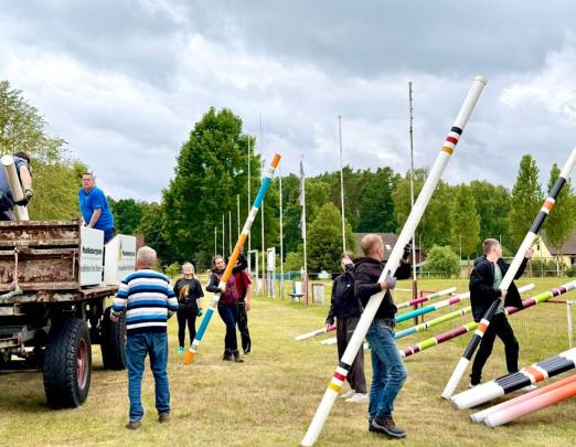 Foto: Ziemlich fleißig: viele Hände wurden benötigt, um das 16. Pferdefestival Stettiner Haff in Boock vorzubereiten - Fotograf: Giese Foto: Ziemlich fleißig: viele Hände wurden benötigt, um das 16. Pferdefestival Stettiner Haff in Boock vorzubereiten - Fotograf: Giese