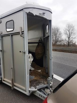 Foto: beschädigter Pferdehänger - Fotograf: Polizei Südosthessen