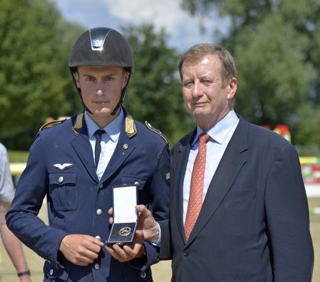 Foto: Philipp Brodhecker erhält das Goldene Reitabzeichen - Fotograf: Bernd Neff 