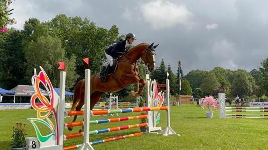 Foto: Konnte sich beim Pferdefestival Stettiner Haff mit dem Goldfever-Nachkommen Golden Light empfehlen: Phillip Hoffmann aus Pinnow verhinderte einen Doppelerfolg des hocherfolgreichen Ulf Ebel. - Fotograf: Boocker SV