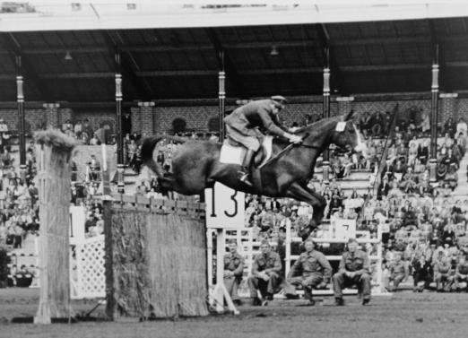 Foto: Piero d’Inzeo (ITA), who with his brother and teammate Raimondo were the first athletes in the world to compete in eight Olympic Games, is pictured on Uruguay at the Stockholm 1956 Olympic Games where he took individual bronze and team silver.