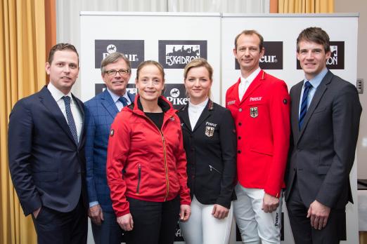 Foto: Gruppenbild v.l.n.r.: Markus Brinkmann, Klaus Brinkmann (beide Geschäftsführer Pikeur), Isabell Werth (Dressurreiterin) , Julia Krajewski (Vielseitigkeitsreiterin), Marco Kutscher (Springreiter), Dr. Dennis Peiler (Geschäftsführer DOKR) - Fotograf: Stefanie Marschik