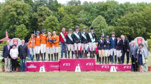 Foto: Podium des FEI Nations Cup in Wr. Neustadt: Deutschland siegt vor den Niederlanden und Österreich. - Fotograf: Michael Graf