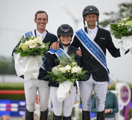 Foto: Kaya Ehning, Hendrik Dowe (li.) und Marco Kutscher - fröhliches Trio aus dem Finale der sieben und achtjährigen Pferde - Fotograf: Leonie Minten