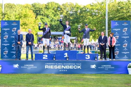 Foto: Strahlende Gesichter auf dem Siegerpodium - Fotograf: Equitaris Foto: Strahlende Gesichter auf dem Siegerpodium - Fotograf: Equitaris
