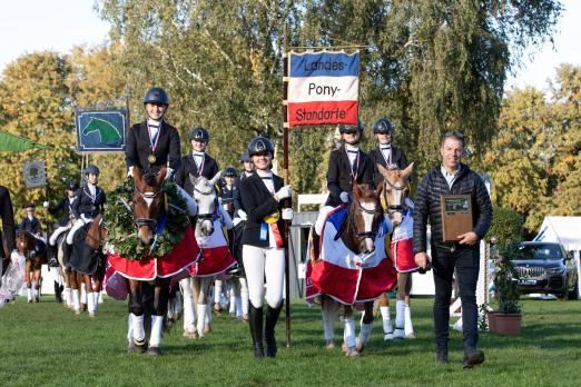 Foto: Der Mannschaftswettkampf um die Landes-Ponystandarte ist noch heute das Herzstück des Landesponyturniers. Im Vorjahr gewann der Garstedt-Ochsenzoller Reit- und Fahrverein e.V. den Wettkampf der Abteilungen - Fotograf: Volker Hagemeister)