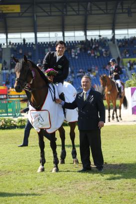 Foto: Dem Sieger gratuliert ALRV-Präsidiumsmitglied Peter Weinberg - Fotograf: Aachen 2015/ Michael Strauch