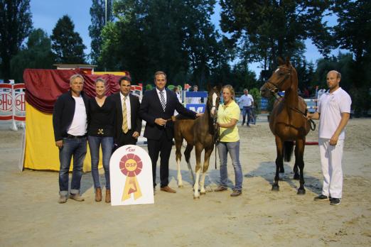 Foto: Die Käufer, Auktionsleiter Roland Metz, Auktionator Thomas Münch, Bachelor und Züchterin Nicole Bustert sowie die Fohlenmutter - Fotograf: hbm 
