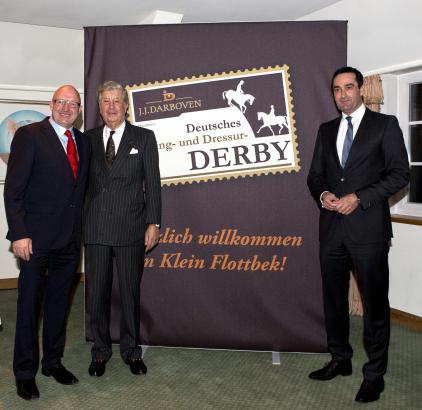 Foto: v.l.n.r. EN GARDE Marketing Geschäftsführer Volker Wulff, Inhaber J.J.Darboven Albert Darboven, und Marketingleiter und Geschäftsführer J.J.Darboven Frank Hilgenberg mit dem neuen Logo des Deutsche Spring-und Dressur-Derby - Fotograf: Pauline von Hardenberg