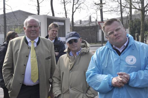 Foto (v.l.n.r.): Manfred Schäfer, Vorsitzender des Hannoveraner Verbandes, Stefan Aust, Journalist und Züchter, und Thomas Schröder, Präsident des Deutschen Tierschutzbundes