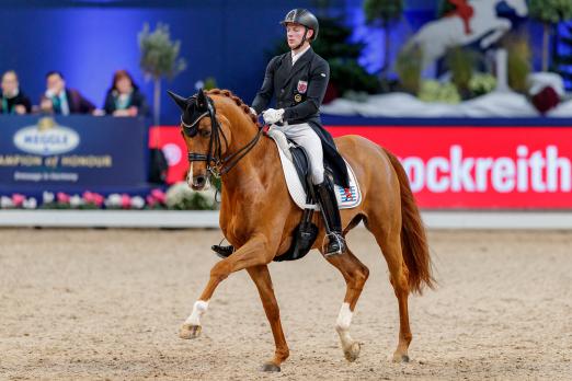 Foto: Im Grand Prix angekommen sind Quater Back Junior FRH und Nicolas Wagner - Fotograf: Hannoveraner Verband/Stefan Lafrentz