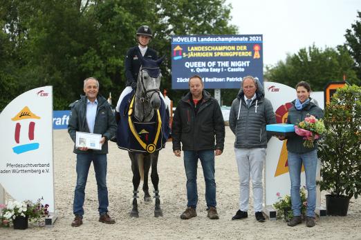 Foto: Queen of the Night unter Anne Götter Championesse der 5 jährigen Springpferde