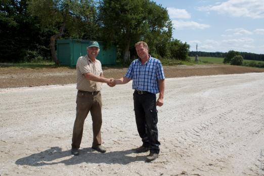 Foto: Es ist vollbracht! Gebhard Bühler und Harald Schlechter bei der "Schlüsselübergabe" - Fotograf: Daniela Bittner