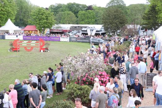 Foto: Treffpunkt für Pferdesportfans, Nachbarn und auch Pferdezüchter/innen - das Springturnier ist ein echtes Ausflugsziel für Bremen "und umzu" - Fotograf: Archiv/ ACP Pantel