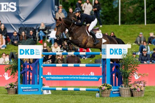 Foto: Frauenpower im Preis der Deutschen Kreditbank AG: Sieg für Imma Roquet Autonell (ESP) und Elba del Maset - Fotograf: sportfotos-lafrentz.de
