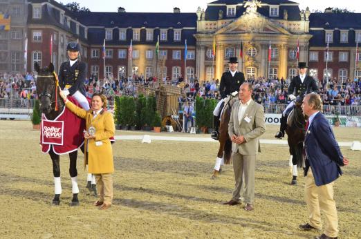 Foto: Dr. Michaela Weber-Herrmann, Chefredakteurin der Reiter Revue International, überreicht Ingrid Klimke den Preis der Reiter Revue International - Fotograf: C. Höchstetter/Landwirtschaftsverlag GmbH