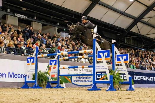 Foto: Der gebürtige Schleswig-Holsteiner Philip Rüping verzeichnete seinen zweiten Sieg im Großen Preis von Neumünster - in 2017 mit Clinta, in 2024 mit Baloutaire PS - Fotograf: sportfotos-lafrentz.de