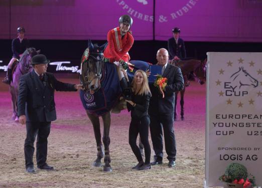Foto: Lisa Maria Räuber freut sich über die Glückwünsche FEI Steward Franz-Peter Bockholt, sowie Jennifer und Josef Göllner (FEST der PFERDE GRAZ) - Fotograf: Fotoagentur Dill