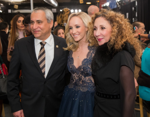 Foto: FEI President Ingmar De Vos with former Olympic gymnast Nastia Liukin dressed by Reem Acra (right) at New York Fashion Week - Fotograf: FEI/Peter Roessler