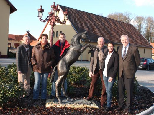 Foto: Freuten sich über eine gelungene Premiere: Prof. Dr. Peter Seifert (Geschäftsführer HCCG), Birgit Dohmen und Volker Raulf (Pferdesachverständige), Dr. Hermann-Josef Genn (Pferdefachtierarzt), Tassa Stigmo (Leiterin HCCG) und Thomas Doeser (Pferdefachanwalt). 