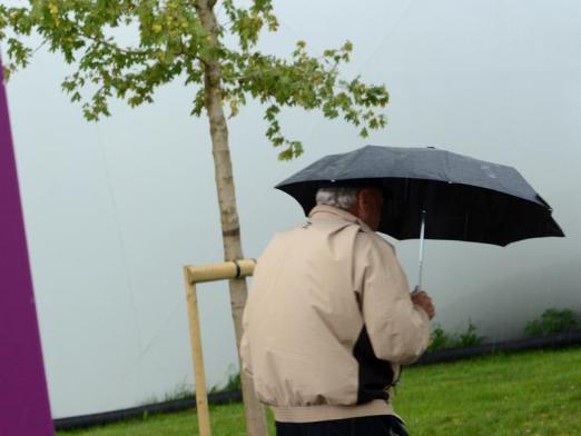 Foto: Der Regen macht den Boden tief. - Fotograf: Peter Kneffel - dpa