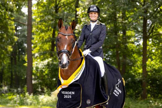 Foto: Hannoveraner Champion der vierjährigen Hengste: Benjamin Franklin mit Janina Tietze - Fotograf: Hannoveraner Verband