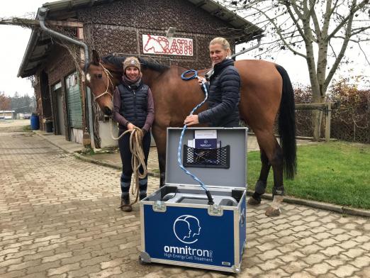 Foto: Sabiene Rath und Anna Zechmann, die im Reitstall Rath in Kaindorf ein Reha-Zentrum für Pferde anbieten
