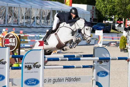 Foto: Rene Dittmer gewinnt mit Burlington Riverland das Championat der Eheleute Rita & Günter Halfpap und der Hengsthaltung Halfpap & Wulschner - Fotograf: Thomas Hellmann