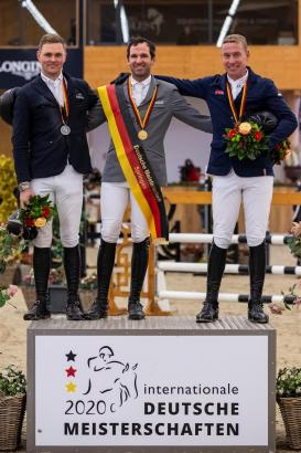 Foto: Nur kurz für das Foto ohne Maske (Stevens, Weishaupt, Tebbel v.r.) - Fotograf: www.sportfotos-lafrentz.de