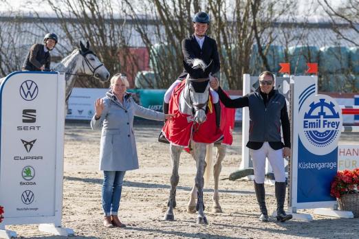 Foto: Das freute den Turnierleiter und Vater Jörg Naeve: Sohn Robin - hier mit Chacchinault - hat die Youngster-Tour in Ehlersdorf gewonnen. Tanja Konopka gratulierte für das Richterkollegium - Fotograf: Ch. Beeck