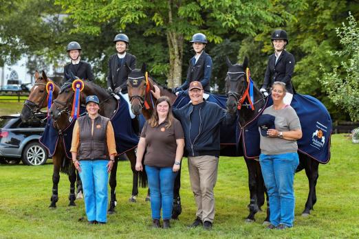 Foto: Das Team Husberg I hat sich mit ihrem erneuten Sieg in Breitenburg vorzeitig die Punkte für das große Finale bei den VR Classics gesichert. Die Sponsoren der Röschmann Landhandel GmbH gratulierten den glücklichen Reiterinnen und der Mannschaftsführerin Saskia Boenigk ganz herzlich! - Fotograf: RathmannVerlag/Malina Blunck