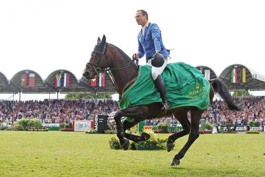 Foto: Christian Ahlmann nach seinem Sieg beim Rolex Grand Prix beim CHIO Aachen 2014 - Fotograf: Rolex Grand Slam/ Andreas Steindl