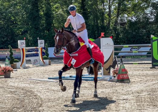 Foto: Rolf-Göran Bengtsson, schwedischer Olympiareiter und der Hengst Keaton, waren 2024 Sieger in der finalen Prüfung der Yiungster Tour in Ehlersdorf - Fotograf: J. Luther
